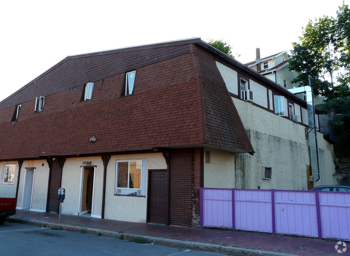 Building Photo - 262-264 Main St