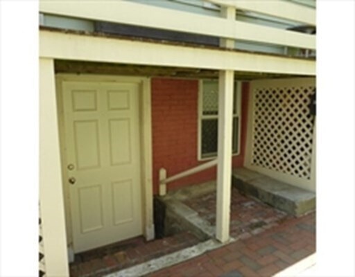 Building Photo - 585 Franklin St