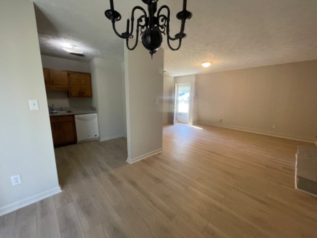 Foto del edificio - 475 Rustwood Dr