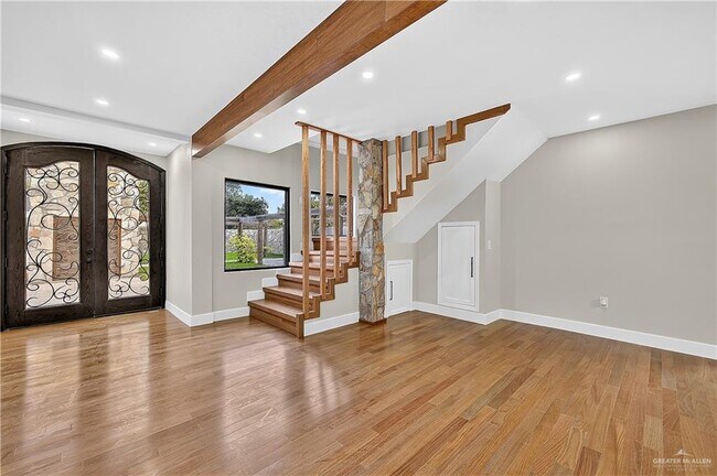 Building Photo - 12303 Lakeview Dr