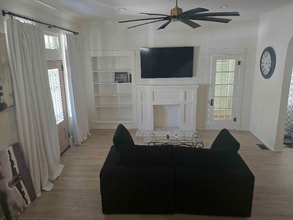 Building Photo - 549 Robinson Pl