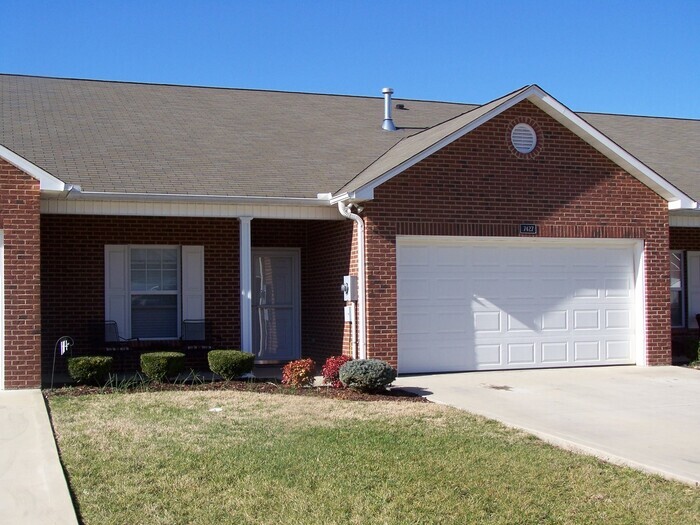 Foto principal - 2 bed, 2 bath, 2 car garage ranch style to...