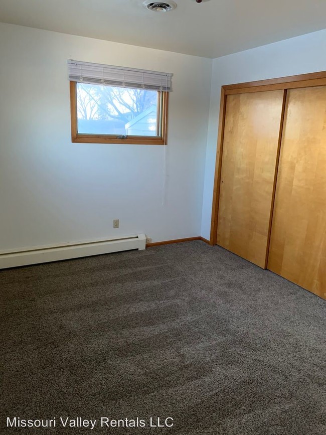 Building Photo - 603-603 9th Ave NW