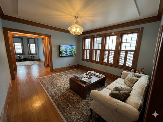 Cozy Shared Livingroom - 10222 S Lafayette Ave