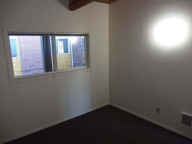 Foto del edificio - Queen Road Apartments UNDER NEW MANAGEMENT