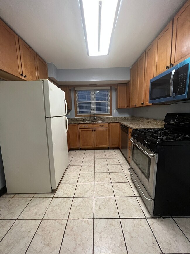 Building Photo - 6043 N Mozart St