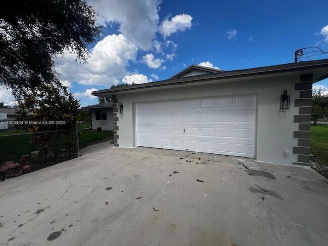 Building Photo - 1590 SW 139th Ave
