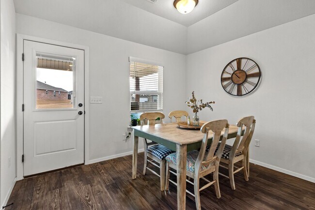 Building Photo - Move-In Ready Rental in Prime Location – 6...