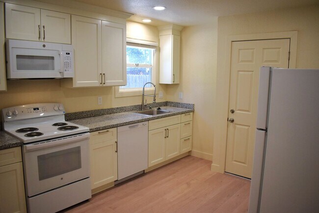 Foto del edificio - Lovely house located close to downtown and the police department with easy access to I-80!