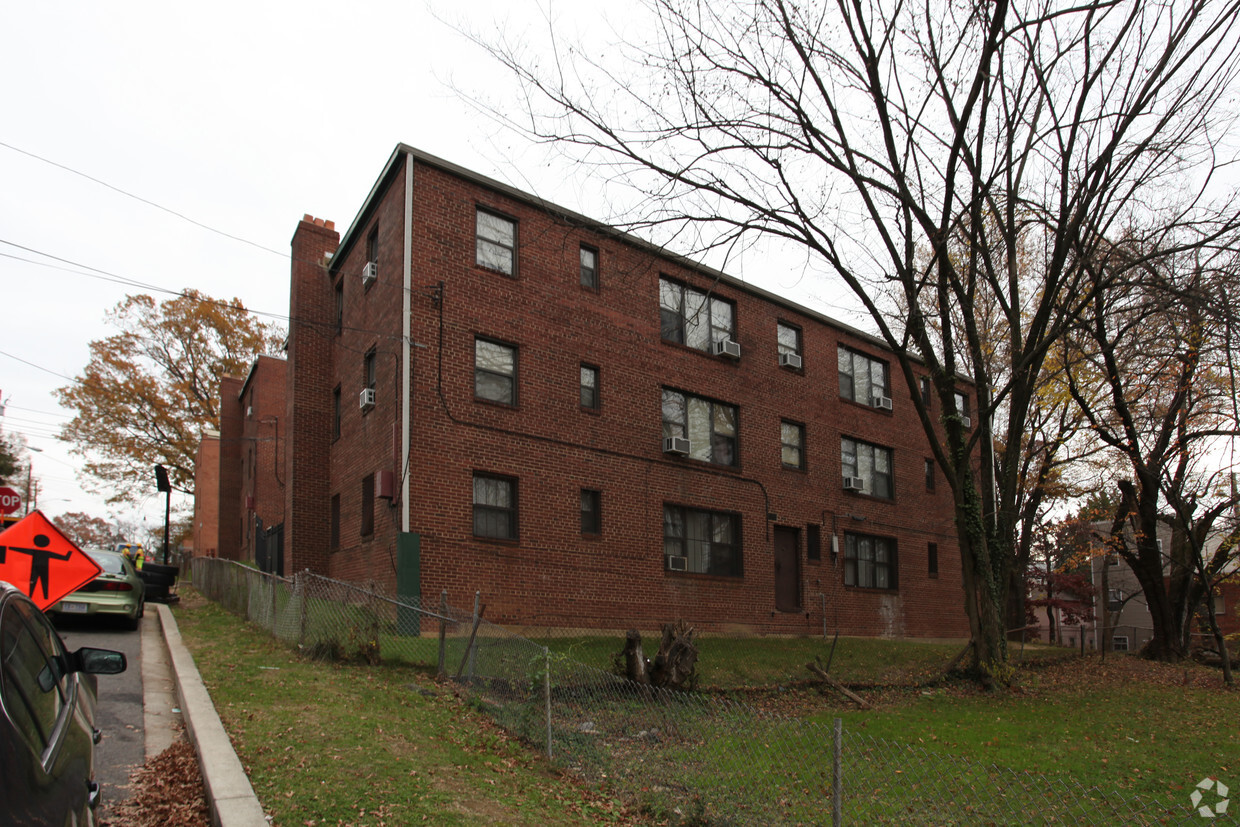 Building Photo - 5811 Field Pl NE