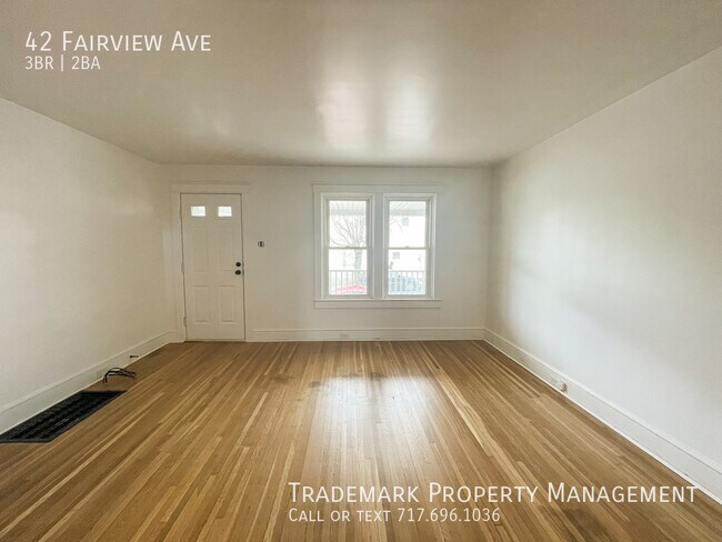 Building Photo - Nicely Remodeled Town Home