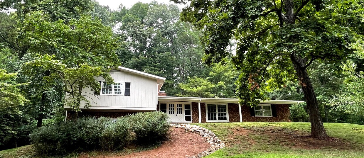 Primary Photo - 2117 N Lakeshore Dr