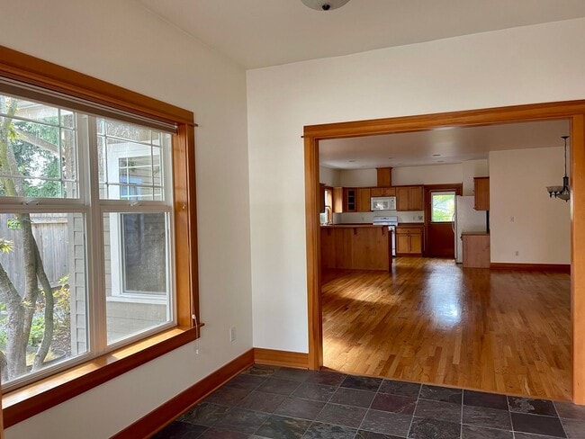 Building Photo - Beautiful one story Poulsbo Craftsman avai...
