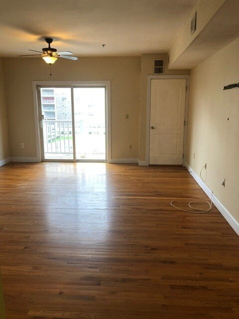 Living /dining room - 902 N 5th St