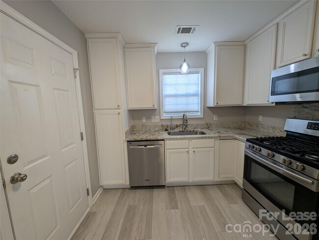 Foto del edificio - 4656 Sooner Ln