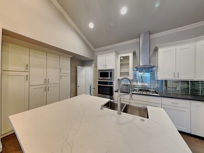 Foto del edificio - Come and see this gorgeous and completely remodeled home in highly desirable Frisco Heights area ...