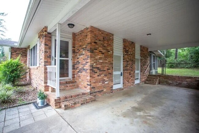 Building Photo - Discover Your Dream Home in Tallahassee’s ...
