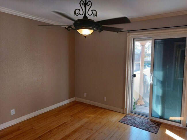 Foto del edificio - 927 S Downey Pl