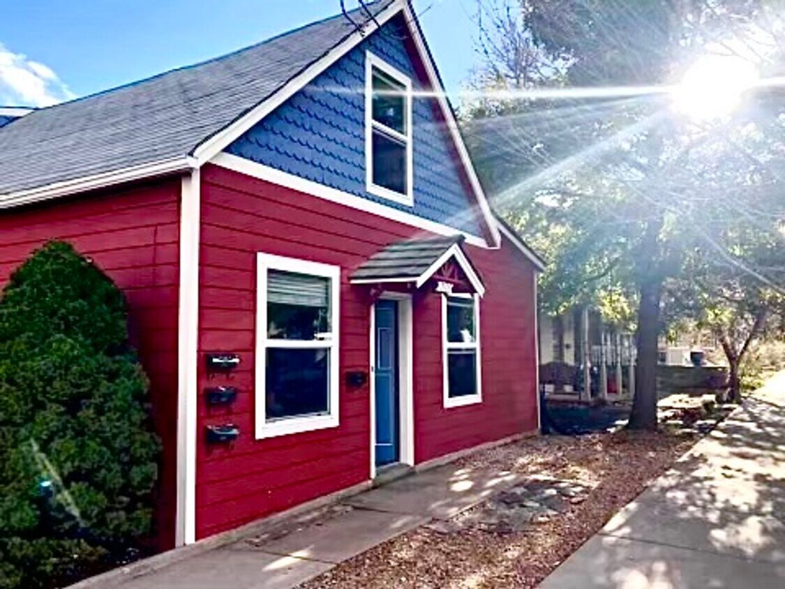 Primary Photo - Charming 2 Bedroom, Next to Everything Gol...