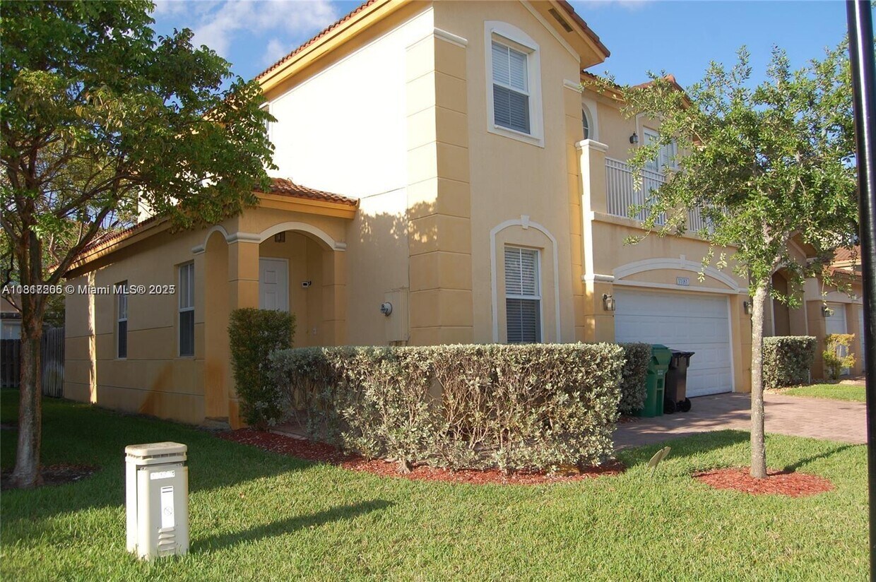 Foto principal - 11061 NW 87th St