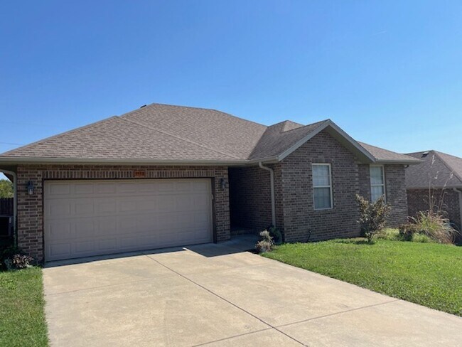 Foto del edificio - All brick 3 bedroom 2 bath house