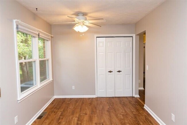 Foto del edificio - Rare Find... Detached Single Family Home in Purcell Park!