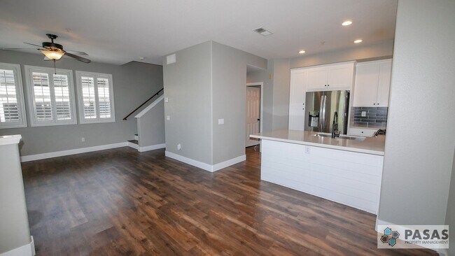 Foto del edificio - Modern Corner-Unit Condo with tandem 2-Car Garage in Central San Diego