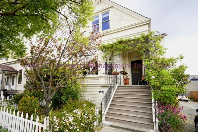 Upstairs 1 Bed, 1 Bath Unit with Bright an... - Upstairs 1 Bed, 1 Bath Unit with Bright an... Apartment