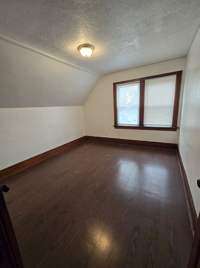 Building Photo - 3600 N Port Washington Rd