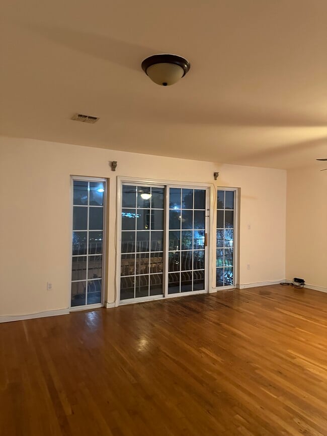Building Photo - 272 Oraton St