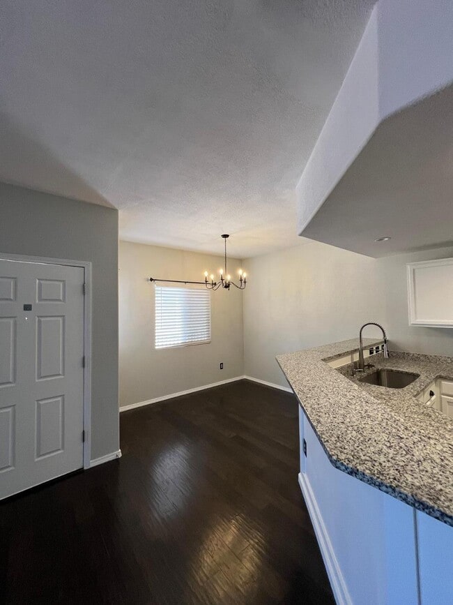Building Photo - 6800 Vista Del Norte Dr NE