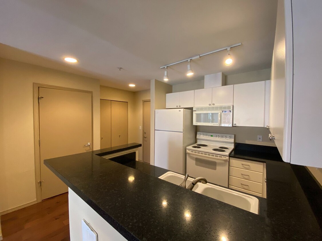 Foto principal - 1 Bed 1 Bath Condo in Seattle - Includes P...