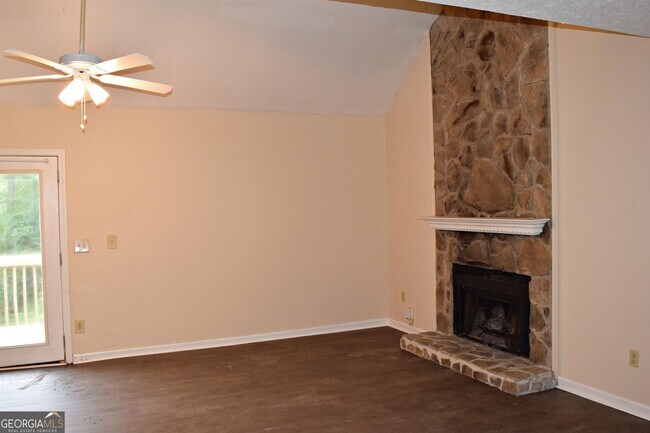 Foto del edificio - 1281 Ridgecrest Ln
