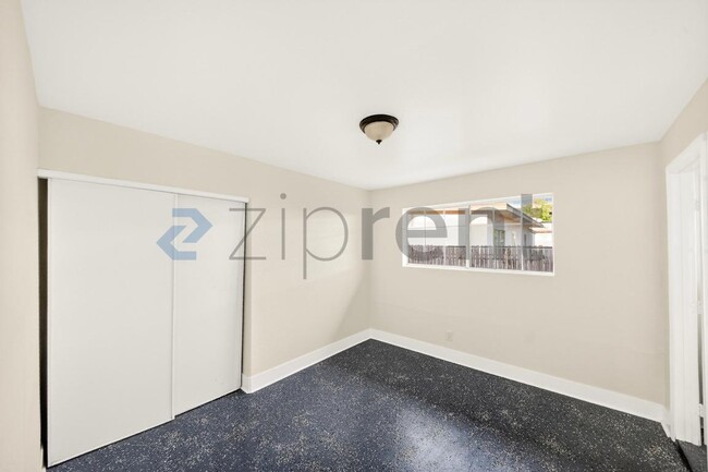 Building Photo - Unit
