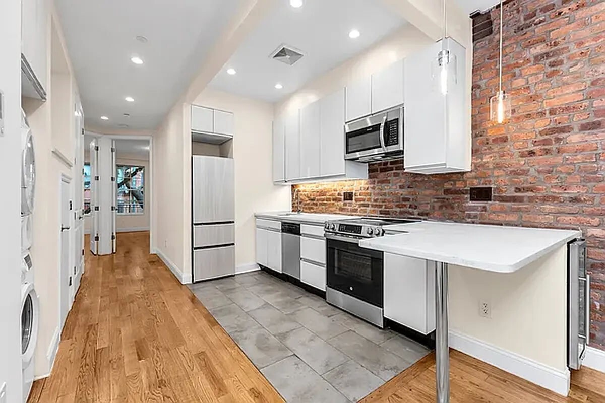 Foto principal - 341 W 48th St