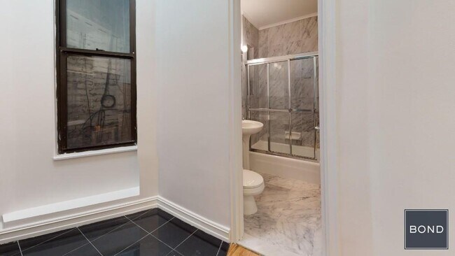 Foto del edificio - 323 E 83rd St