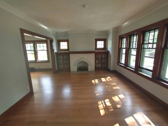 Foto del edificio - 3408-3410 North Bartlett Avenue, Unit Lower