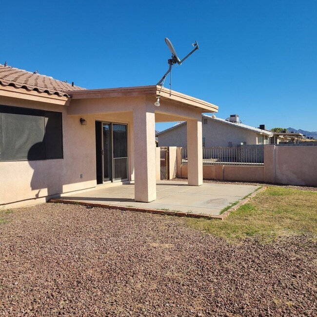Foto del edificio - Desirable Corner lot with 2 car garage!