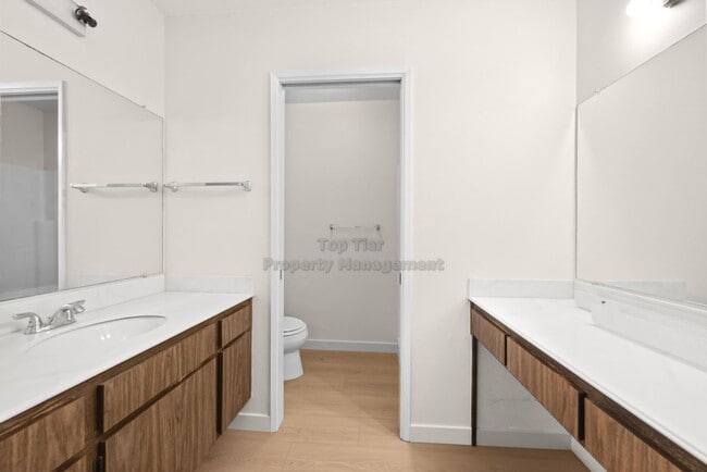 Foto del edificio - Beautiful Single-Story End Unit in Vista d...
