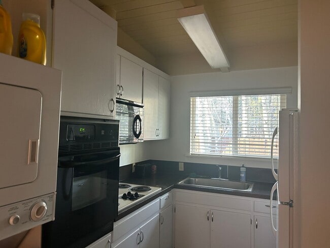 Building Photo - 1147 Dedi Ave