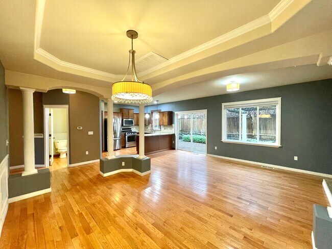 Foto del edificio - Spacious 4BR Home with A/C Near Alderwood Mall