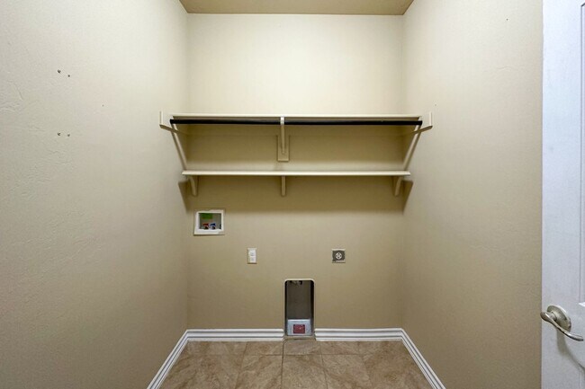 Foto del edificio - Stunning 5BD, 2 1/2 BTH Home Seconds away from John Kilpatrick Turnpike in YUKON!