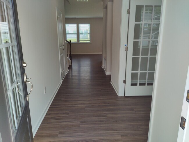 Entry to home - 1029 Quindell Dr