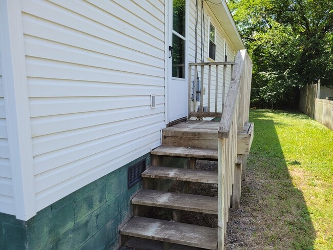 Building Photo - 3 Bedroom 1 Bathroom