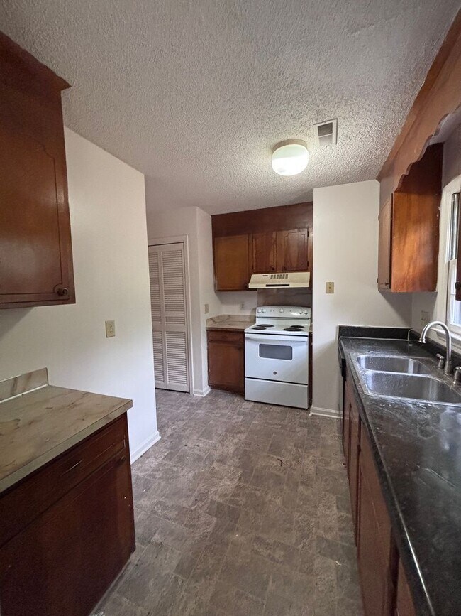 Building Photo - Charming two bedroom one bathroom home.