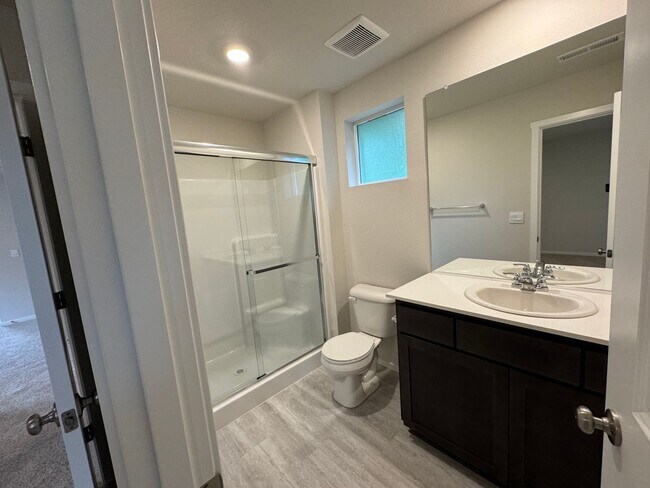 Foto del edificio - Brand new 3 Bedroom 2 Bath Beautiful Singl...