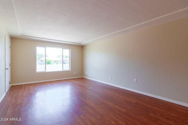 Building Photo - 40 E Balboa Dr