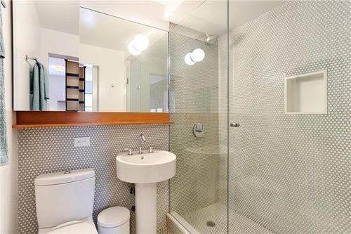 Building Photo - 421 W 22nd St