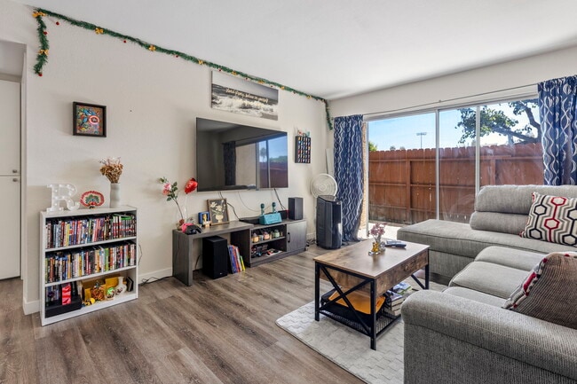 Foto del edificio - 475 N Midway Dr