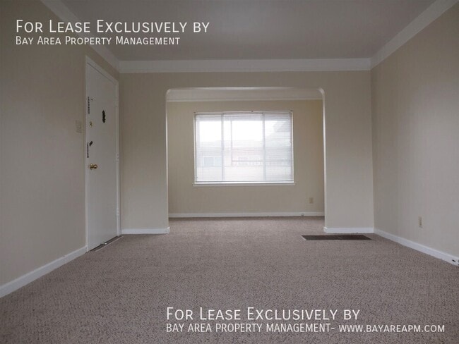 Building Photo - 449 Tamarack Ln